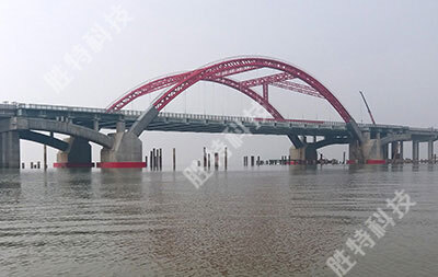 南海明珠大桥自浮式复合材料桥梁防撞护舷安装完成后的整体效果
