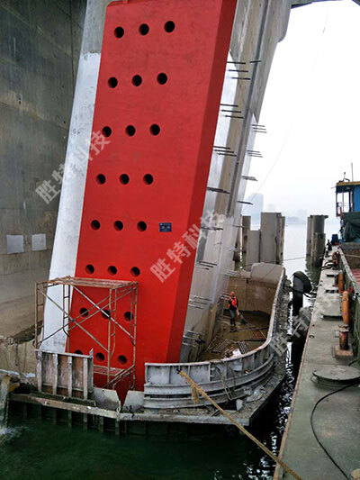 为清远北江四桥安装固定式钢覆复合材料桥梁防撞设施