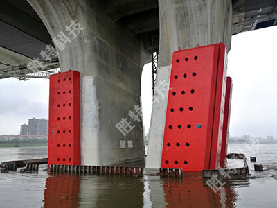 清远北江四桥安装完成固定式钢覆复合材料桥梁防撞设施后侧面效果