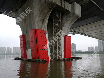 清远北江四桥安装完成固定式钢覆复合材料桥梁防撞设施后正面效果