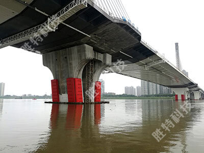 清远北江四桥安装完成固定式钢覆复合材料桥梁防撞设施后整体效果