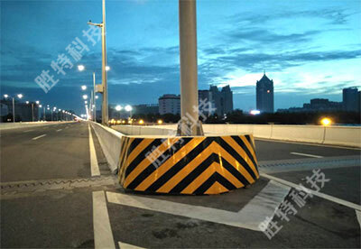 天津津蓟高速安装的高度公路桥墩防撞设施