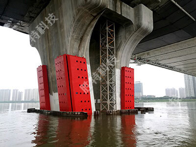 固定式钢覆复合材料桥梁防撞设施