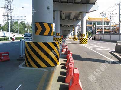 安装完成的圆形公路桥墩防撞设施